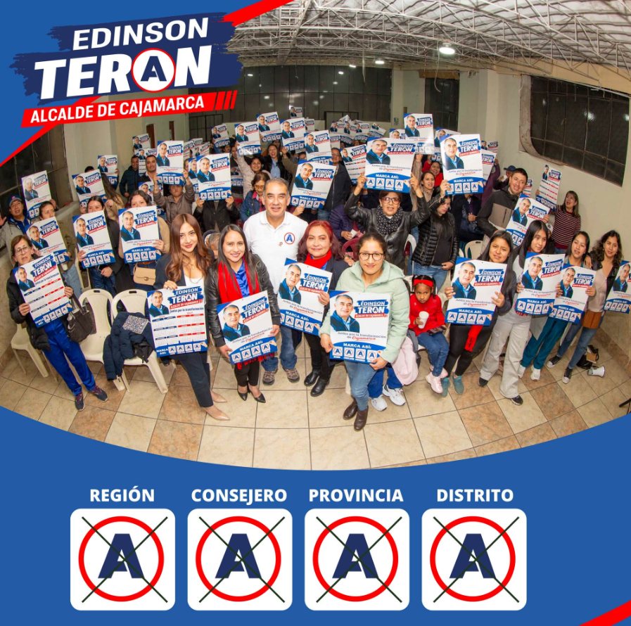 Militantes con carteles de campaña